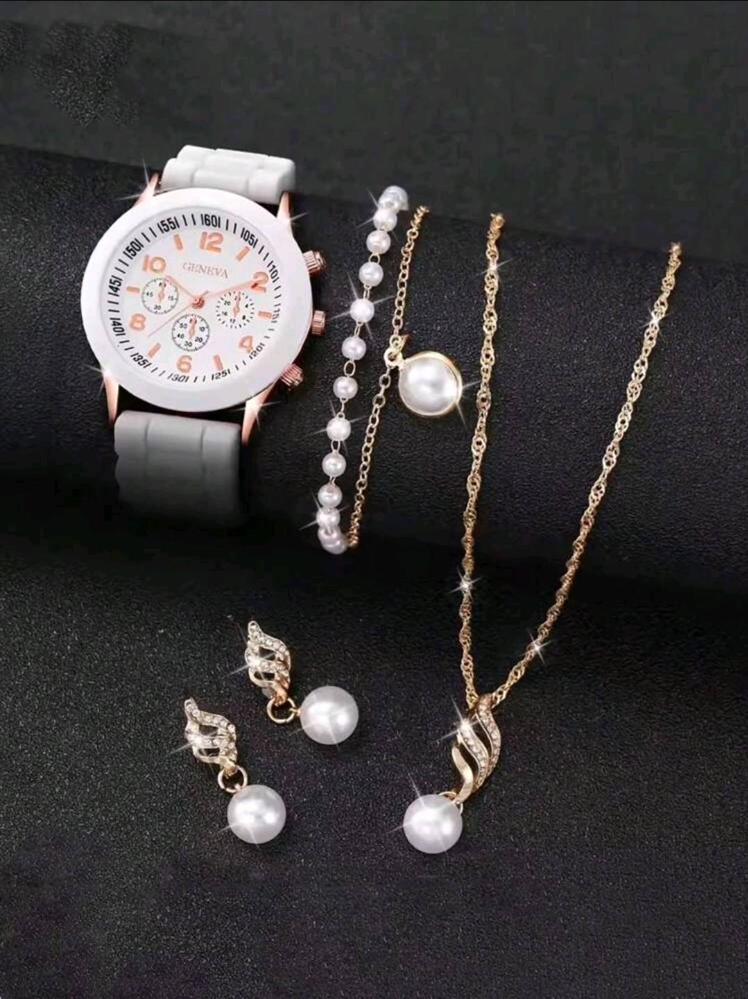 RELOJ MUJER BLANCO NUMER DOARADOS CON 1 PULSERA CON PERLA 1 CADENA PERLA 2 ARITOS PERLA R26